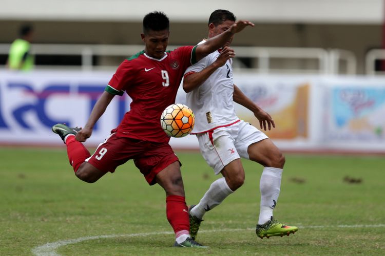 Pemain timnas Indonesia, Nur Hardianto berebut bola dengan pemain timnas Myanmar, Win Min Htut saat pertandingan persahabatan Indonesia melawan Myanmar di Stadion Pakansari, Cibinong, Bogor, Jawa Barat, Selasa (21/3/2017). Indonesia kalah 1-3 melawan Myanmar. KOMPAS IMAGES/KRISTIANTO PURNOMO