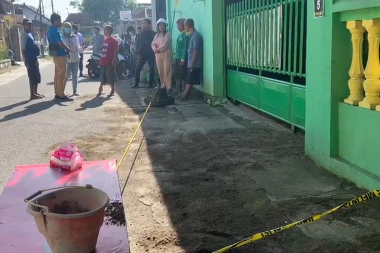 DIBUNUH--Di lokasi inilah seorang perempuan berinisial YR (44) ditemukan tewas bersimbah darah setelah dibunuh suami sirinya di Jalan Nitikusumo, Kelurahan Damangan, Kecamatan Taman, Kota Madiun, Jawa Timur, Rabu (21/12/2022) pagi. 