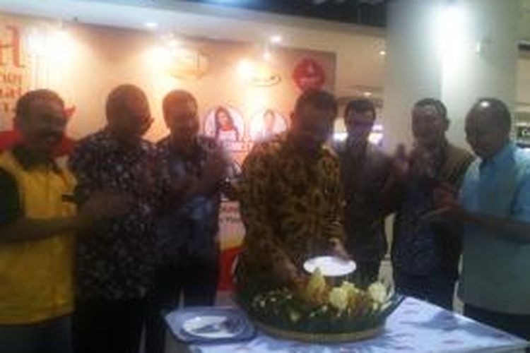Pemotongan tumpeng sebagai simbolis pembukaan Festival 30 Ikon Kuliner Tradisional Indonesia