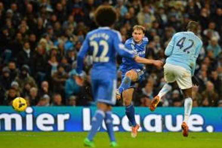 Bek Chelsea, Branislav Ivanovic, melepaskan tembakan yang berbuah gol ke gawang Manchester City dalam lanjutan Premier League di Stadion Etihad, Manchester, Senin (3/2/2014).
