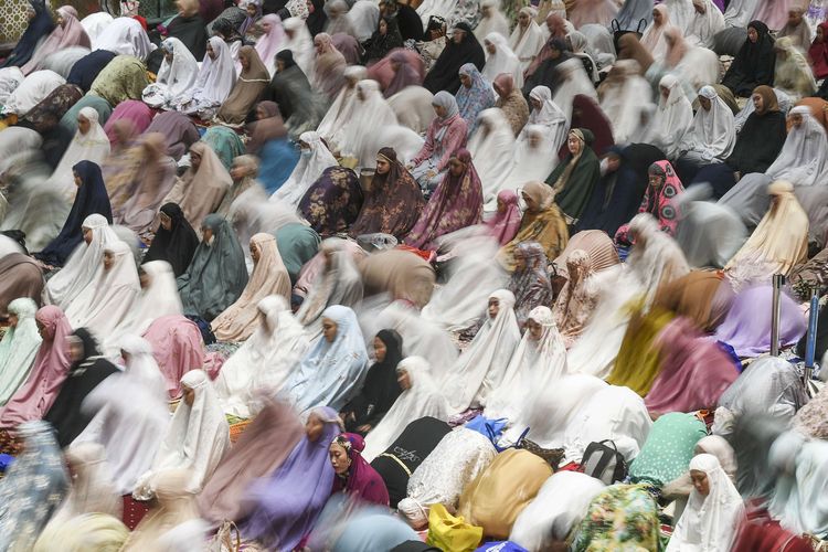 Umat Islam melaksanakan Shalat Idul Fitri di Masjid Istiqlal, Jakarta, Sabtu (22/4/2023). Pemerintah menetapkan Hari Raya Idul Fitri 1 Syawal 1444 H pada Sabtu (22/4).
