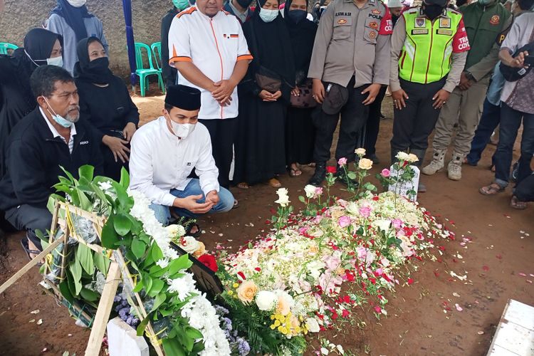 Wakil Bupati Bandung mendatangi proses pemakaman Billy Garibali (41) yang menjadi korban kekejaman KKB di Papua