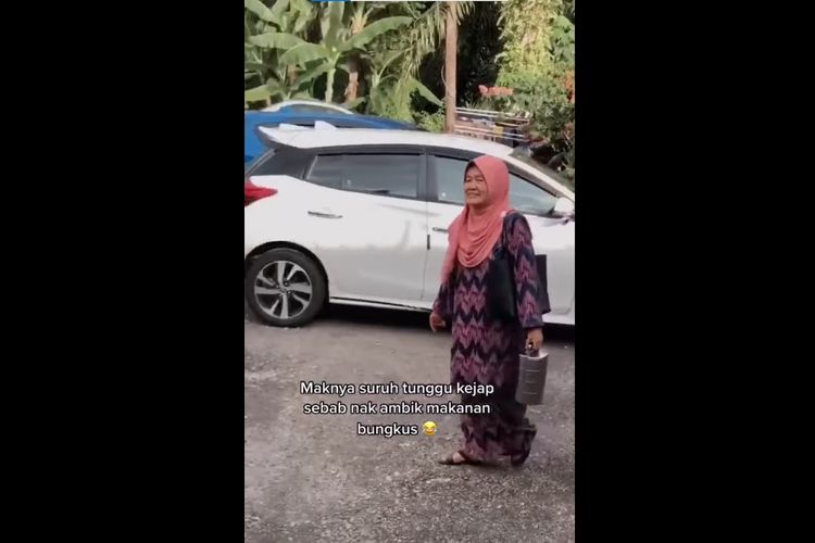 Tangkapan layar video seorang ibu di Malaysia yang tertinggal di rumah saat sibuk mengemasi makanan dari pemilik rumah ketika Lebaran 2022.