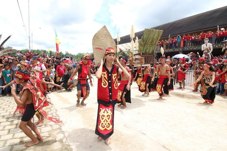 Tarian adat di acara pembukaan Naik Dango ke-34 di Kecamatan Ngabang, Kabupaten Landak, Kalimantan Barat, Sabtu (27/4/2019). Acara tersebut resmi dibuka oleh Presiden Majelis Adat Dayak Nasional (MADN) Cornelis. 