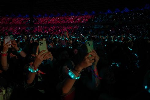 Chris Martin Minta Penonton Turunkan Handphone Khusus di Lagu A Sky Full of Stars