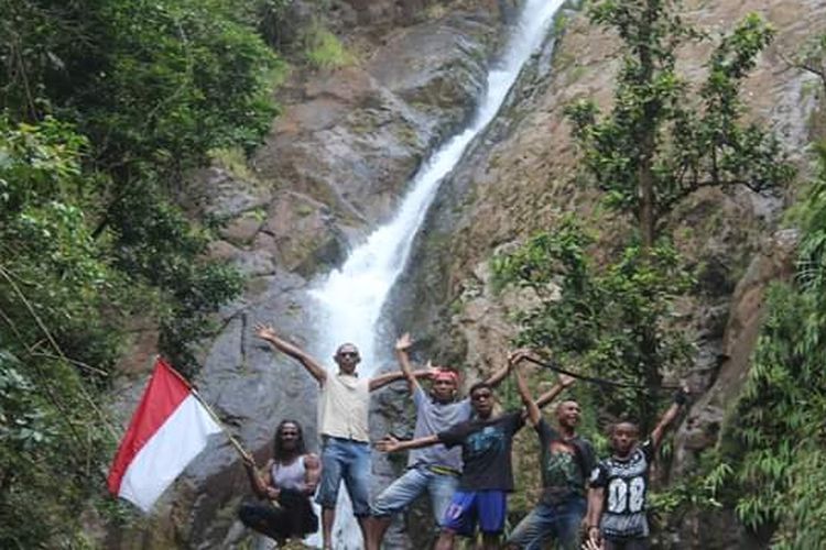 Keunikan Air Terjun Sunsa Durang di Kelurahan Nantal, Kecamatan Kuwus, Kabupaten Manggarai Barat, Flores, NTT, Jumat (12/4/2019). 