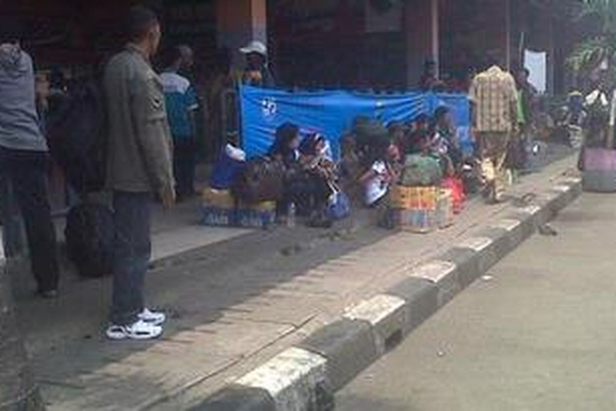 Tampak pada foto pemudik pada H-6 di Terminal Kampung Rambutan. Senin (13/8/2012).