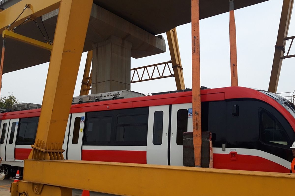 Kepala gerbong Light Rail Transit (LRT) yang akan melayani koridor Cibubur-Cawang di Stasiun LRT Harjamukti, Cibubur, Minggu (13/10/2019).