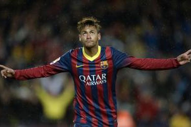 Penyerang Barcelona Neymar merayakan salah satu golnya (dari dua) ke gawang Celta Vigo, pada pertandingan Primera Division La Liga, di Camp Nou, Rabu (26/3/2014).