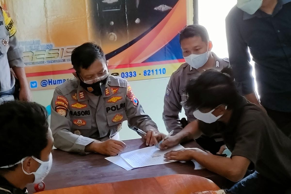 Kapolsek Glenmore AKP Basori Alwi menyaksikan penandatanganan surat pernyataan mediasi perselisihan pemuda yang membawa benda mirip pistol, Kamis (27/1/2022).