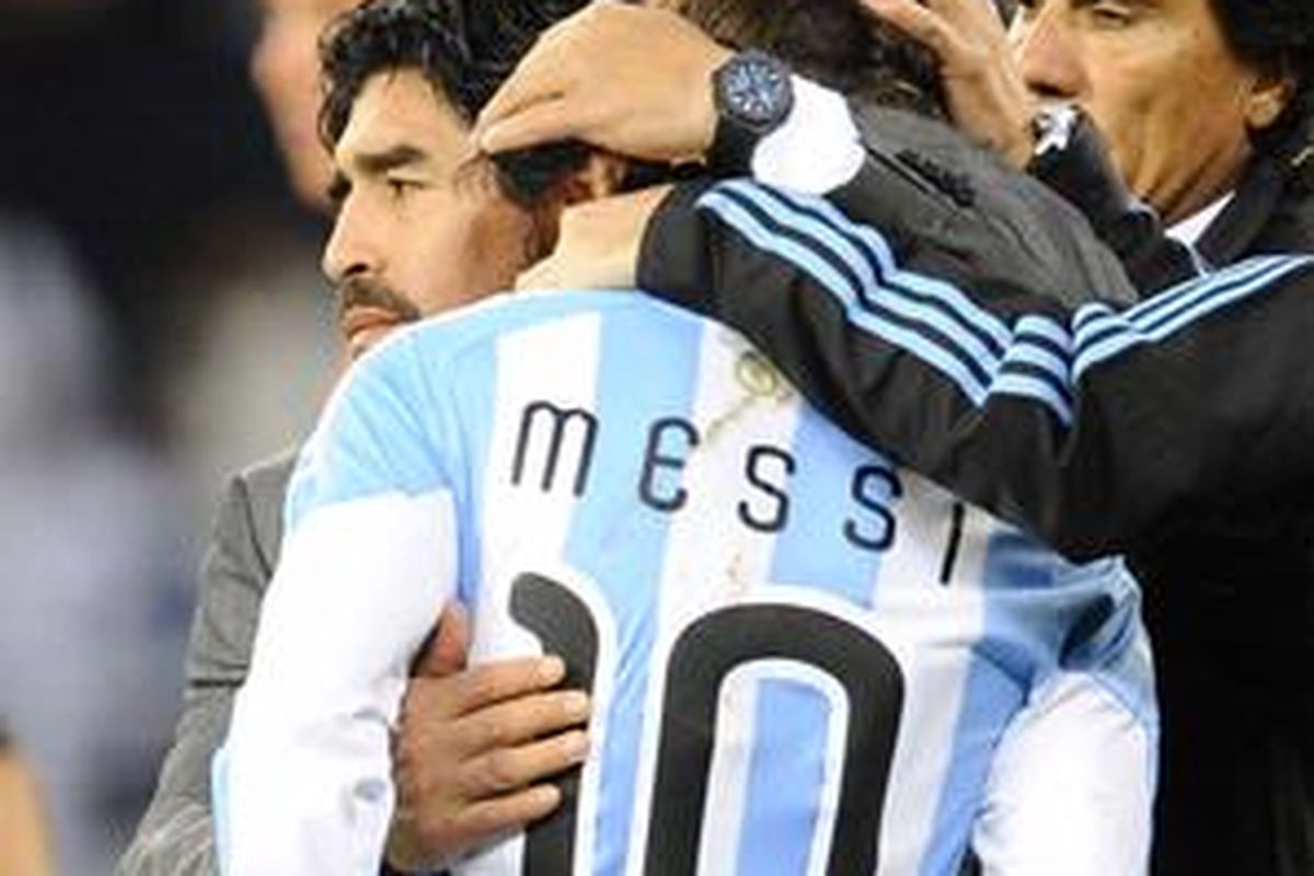 Pelatih Argentina Diego Maradona (kiri) memeluk striker Lionel Messi usai laga perempat final Piala Dunia 2010 antara Argentina dan Jerman di Stadion Green Point, Cape Town, Sabtu (3/7/2010). Argentina kalah 0-4.