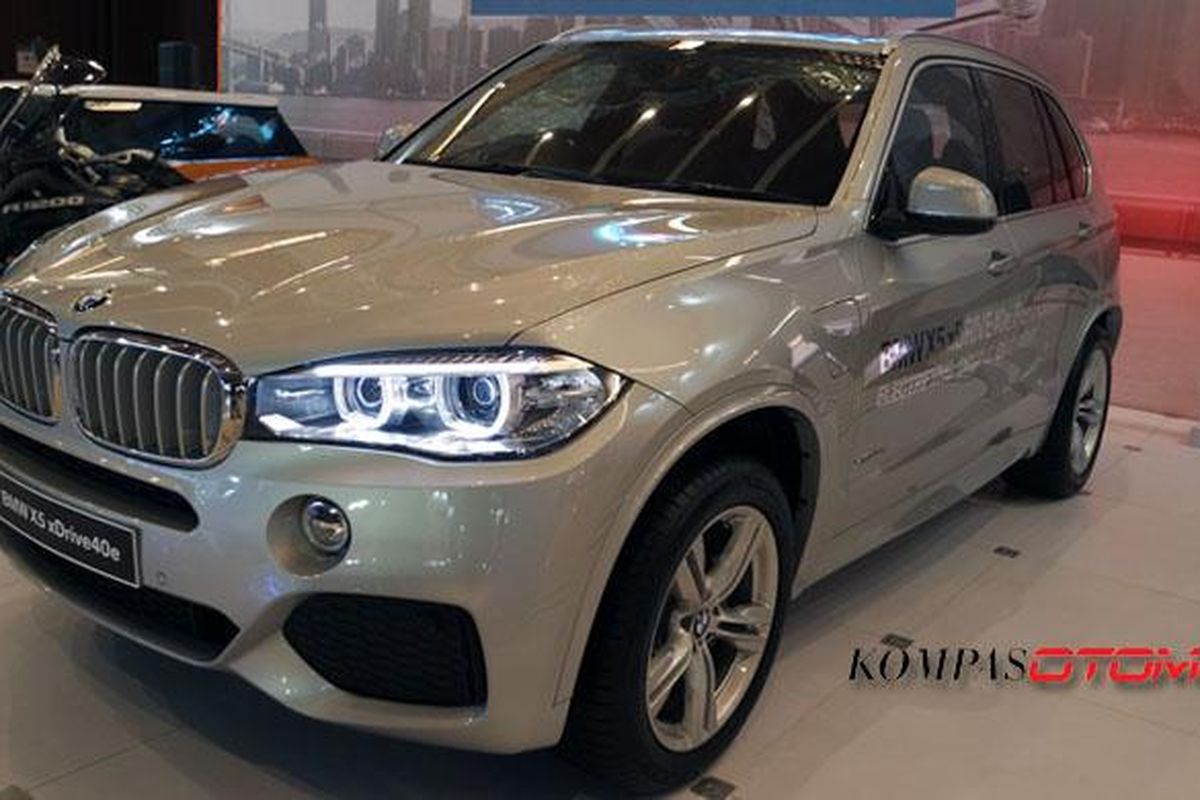 BMW X5 xDrive40e merupakan model hibrida plug-in pertama dari BMW Indonesia yang masuk homologasi, sebelum i8.