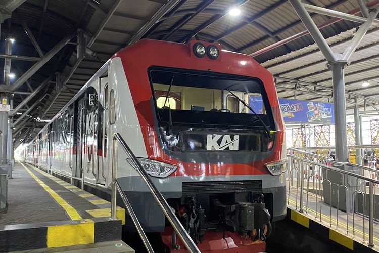 Kereta api bandara YIA yang berhenti di Stasiun Tugu Yogyakarta