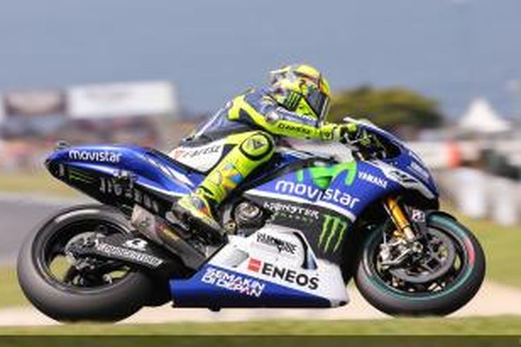 Pebalap Movistar Yamaha asal Italia, Valentino Rossi, memacu motornya pada balapan GP Australia di Sirkuit Phillip Island, Minggu (19/10/2014). 