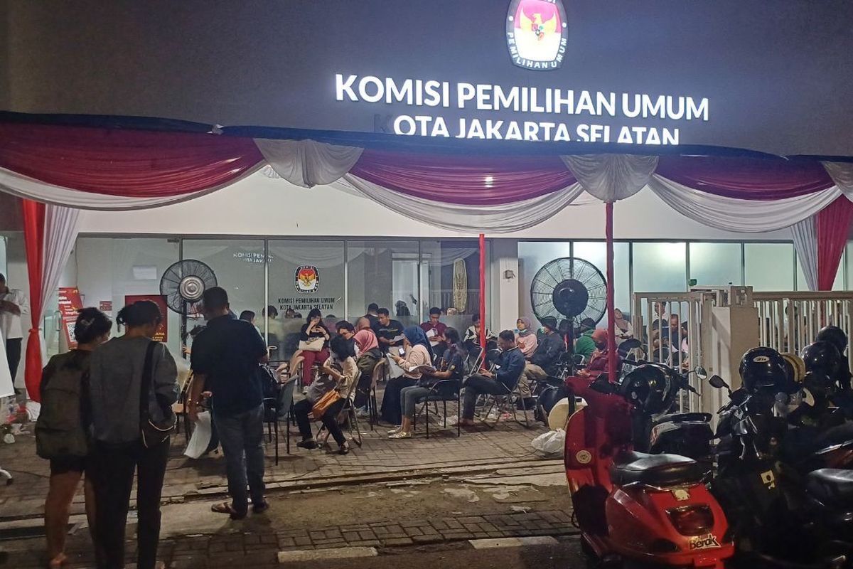 Situasi terkini Kantor Komisi Pemilihan Umum (KPU) Kota Jakarta Selatan yang masih dipadati warga meski waktu telah menunjukkan pukul 23.00 WIB, Senin (15/1/2024).