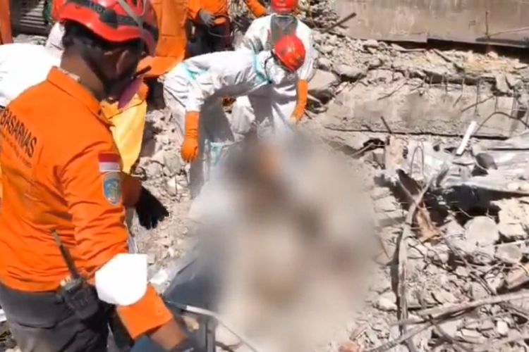 Proses evakuasi korban runtuhan Ponpes Al Khoziny pada Senin (6/10/2025)