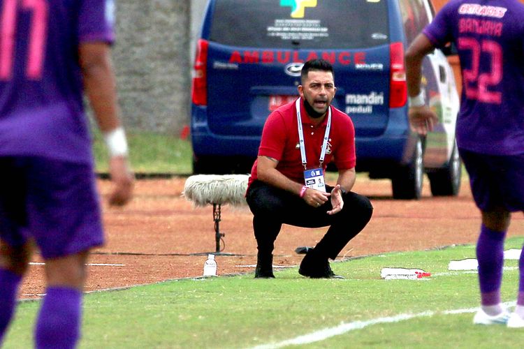 Pelatih Persik Kediri Javier Roca saat memberi semangat pemain pada pertandingan pekan ke-15 Liga 1 2021-2022 melawan Persita Tangerang yang berakhir dengan skor 2-0 di Stadion Sultan Agung Bantul, Jumat (02/12/2021) sore.