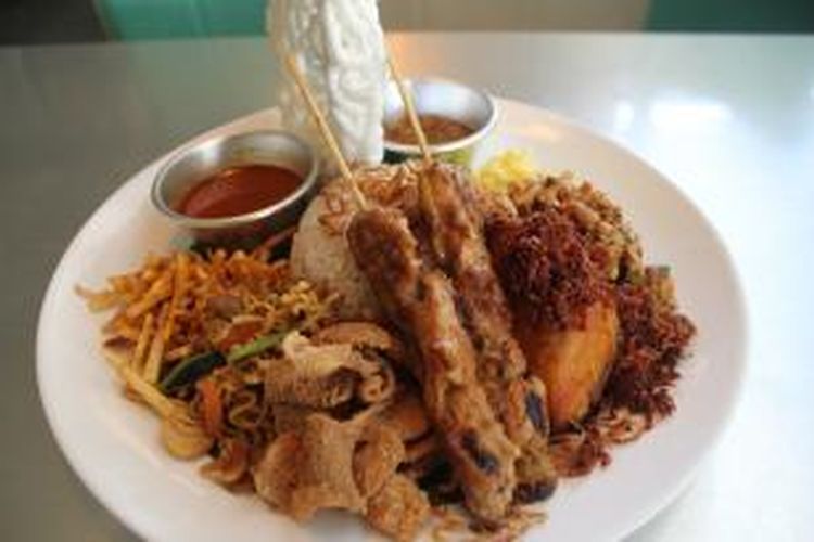 Membuat konsep resto yang unik, Locale24 Diner and Bar juga menyuguhkan menu yang tak asing di telinga masyarakat, yakni Champoor D. Locale yang merupakan nasi uduk yang disajikan menggunakan ragam lauk, Senin (11/1/2016).