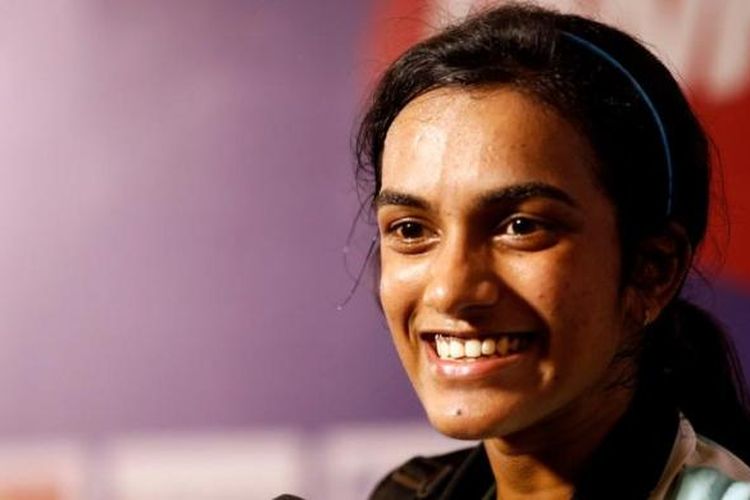 Tunggal putri India, PV Sindhu, tersenyum saat wawancara usai kemenangannya atas tunggal China, Wang Yihan, di babak ketiga BWF World Championships 2013, Kamis (8/8/2013).