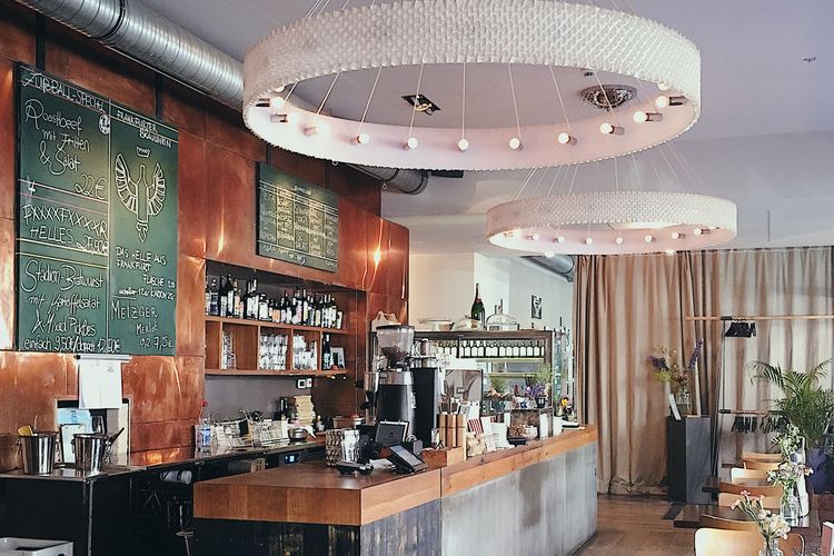 Ilustrasi kafe instagramable dengan lampu unik. Musik di kafe cenderung pelan dan santai, hal ini ada alasannya.