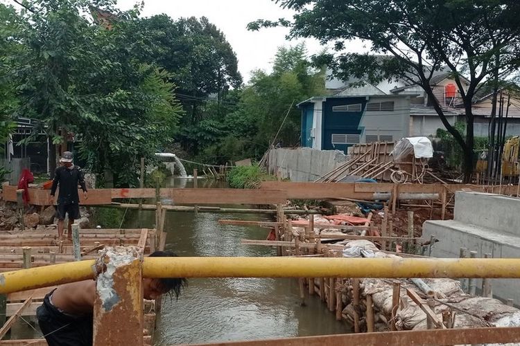 Pembangunan jembatan dan turap untuk penanggulangan banjir di Pondok Payung Mas Residence, Kelurahan Cipayung, Kecamatan Ciputat, Kota Tangerang Selatan, Banten, Selasa (15/12/2022).