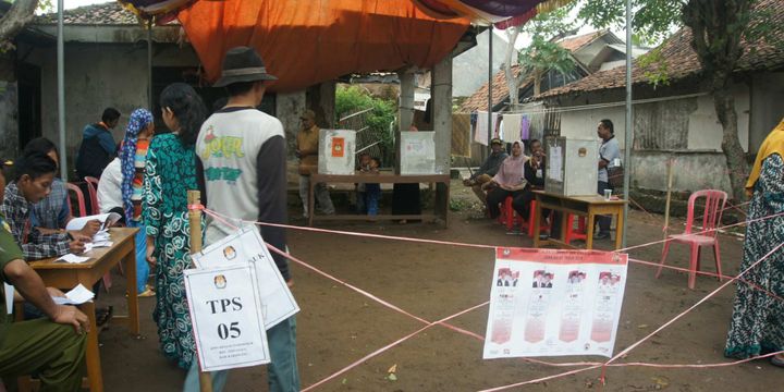 TPS 05 Desa Kutamakmur, Kecamatan Tirtajaya, Kabupaten Dipindahkan ke tempat yang lebih aman lantaran lokasi TPS sebelumnya banjir.