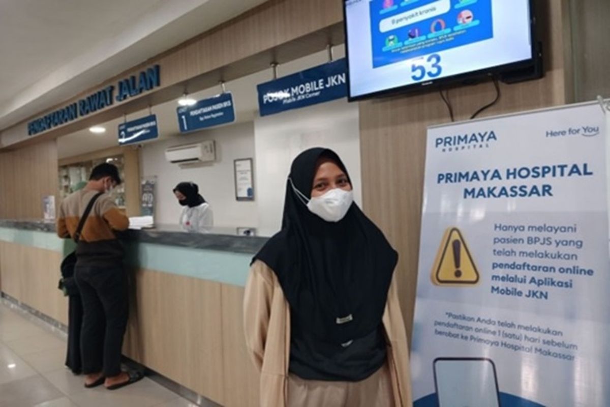 Peserta program Jaminan Kesehatan Nasional (JKN) asal Kecamatan Wotu, Kabupaten Luwu Timur, Sulawesi Selatan, Irma (22), saat mengantarkan sang kakak mengobati penyakit kista di RS Primaya Makassar. 