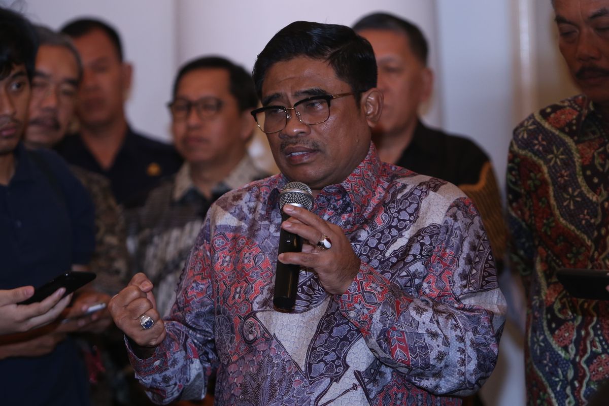 Dirjen Otonomi Daerah Kementerian Dalam Negeri (Kemendagri) Sumarsono memberikan keterangan pers usai acara serah terima nota pengantar tugas PLT (pelaksana tugas) Gubernur DKI Jakarta di Balai Agung, Balai Kota DKI Jakarta, Senin (6/3/2017). Sumarsono kembali menerima tugas PLT Gubernur DKI Jakarta yg di berikan oleh Sekjen Kemendagri Yuswandi A Temenggung.