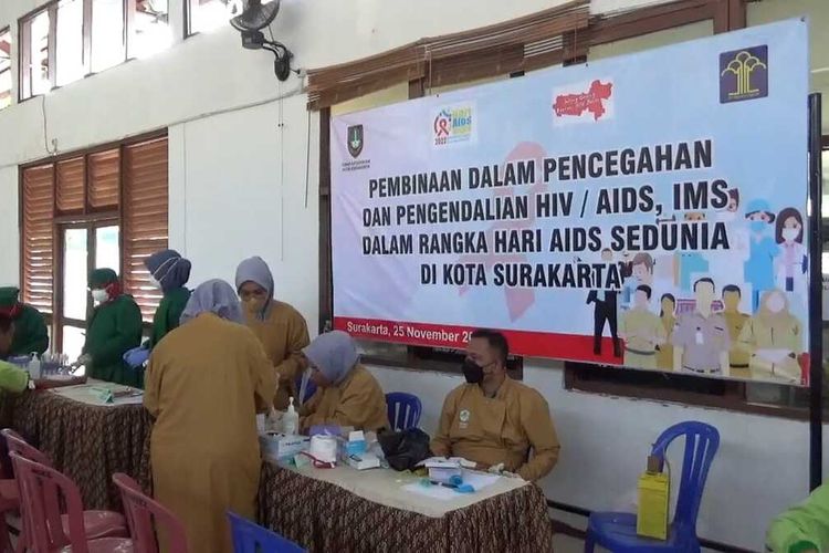 Ratusan warga binaan masyarakat (WBP) Rumah Tahanan (Rutan) Kelas 1 Solo, Jawa Tengah, mengikuti menjalani voluntary counseling and testing (VCT), sipilis dan hepatitis, Jumat (25/11/2022).