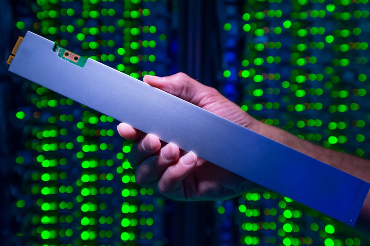Intel SSD D5-P4326 berbentuk mirip penggaris 12 inci. 