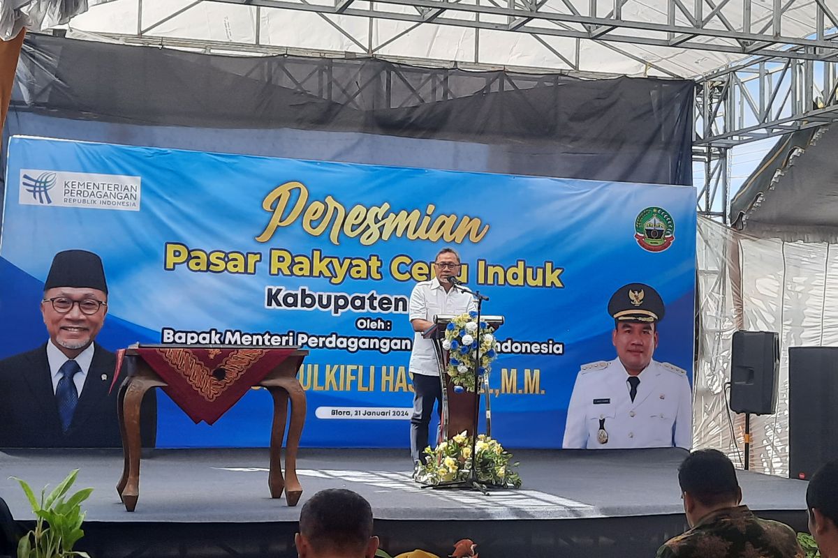Menteri Perdagangan Zulkifli Hasan saat meresmikan Pasar rakyat Cepu Induk, Minggu (21/1/2024). 
