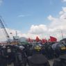 Tolak UU Cipta Kerja, Buruh dan Mahasiswa Memaksa Tutup Akses Tol Cileunyi