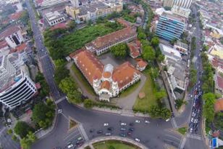 Lawang Sewu (tengah) yang menjadi salah satu gedung bersejarah dan ikon terkenal di Semarang, Jawa Tengah, difoto dari udara, Minggu (29/6/2014).