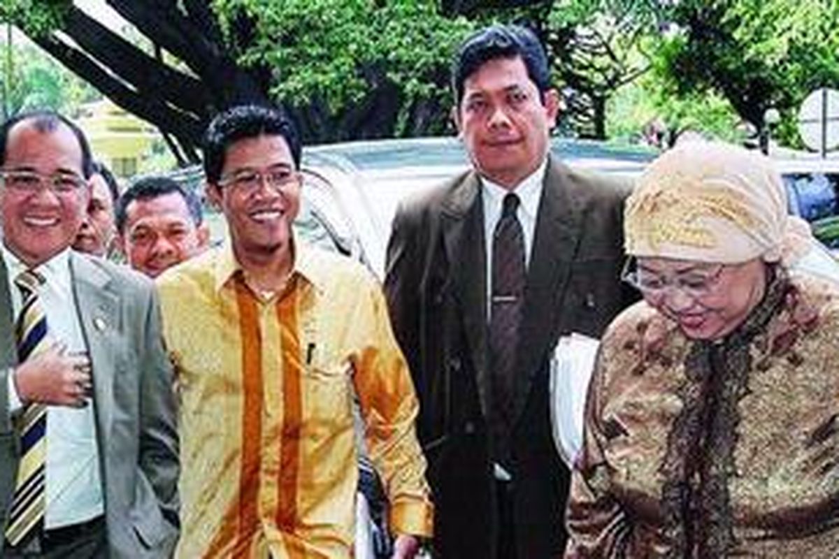 M Misbakhun, anggota DPR dari Fraksi Partai Keadilan Sejahtera (kedua dari kiri), didampingi dua inisiator hak angket Bank Century, Lily Wahid (kanan) dari Fraksi PKB dan Akbar Faizal dari Fraksi Partai Hanura (kiri), saat ke Badan Reserse Kriminal Polri, Jakarta Selatan, Rabu (21/4/2010). Misbakhun diperiksa sebagai saksi dalam kasus letter of credit.