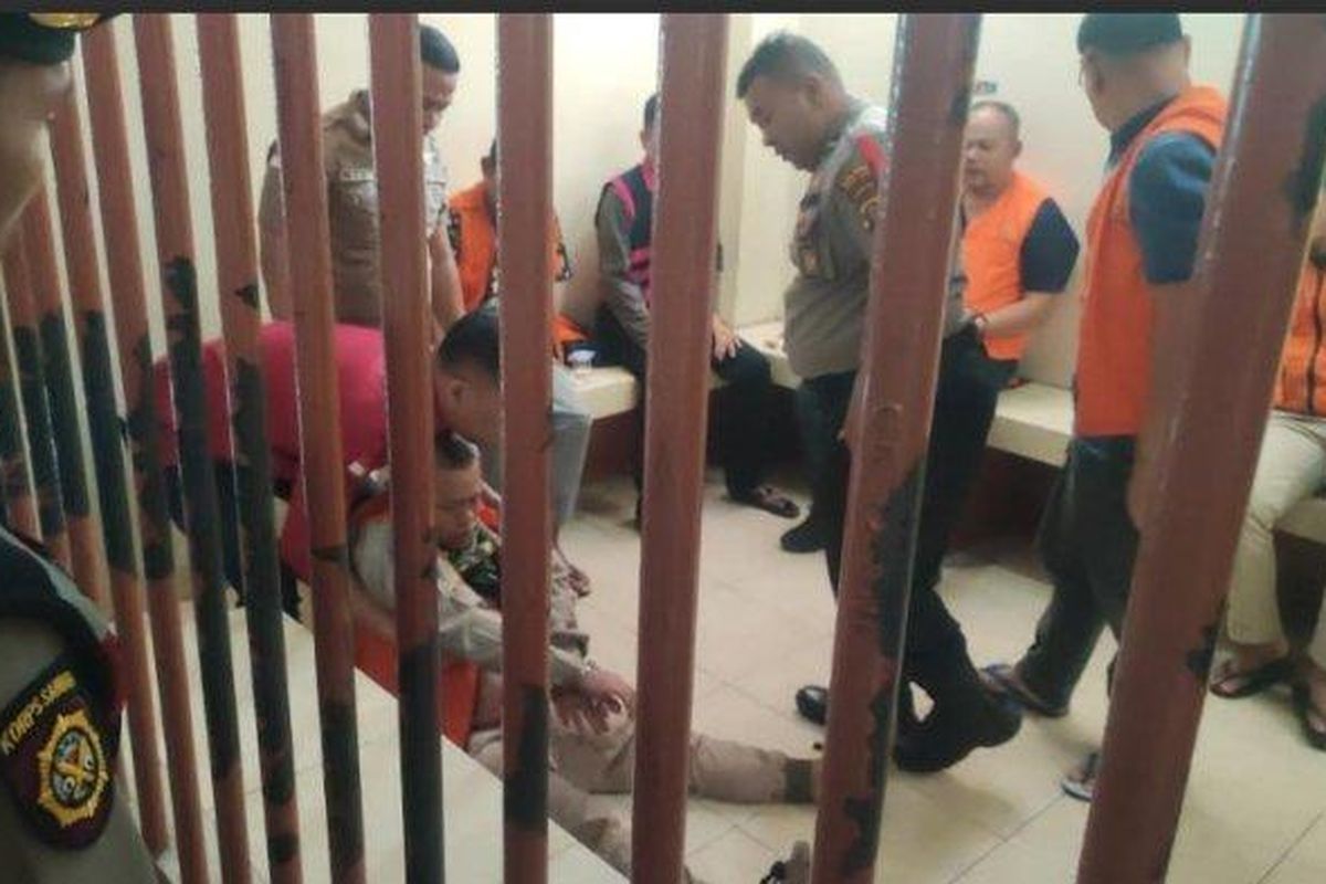 Salah satu terdakwa pembunuhan wartawan di Karo, Bebas Ginting, mendapatkan penanganan sementara di ruang tunggu tahanan PN Kabanjahe, Kamis (27/3/2025).  Bebas Ginting ambruk saat dibawa menuju ke ruang sidang untuk mengikuti sidang dengan agenda putusan. 