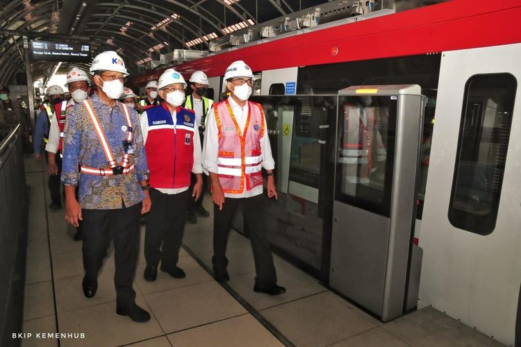 Menteri Perhubungan Budi Karya Sumadi meninjau langsung proyek pembangunan LRT Jabodebek, Selasa (8/6/2021)