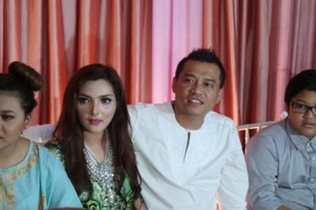 Anang Hermansyah dan Ashanty (tengah) didampingi Titania Aurelie Nurhermansyah dan Azriel Akbar Hermansyah