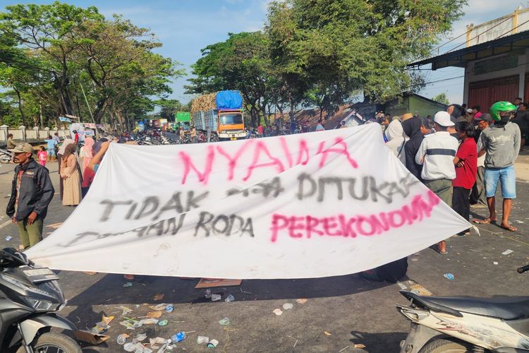 Demo Peluru Nyasar di Pasuruan, Warga Bertahan Tutup Jalur Pantura hingga 5 Jam
