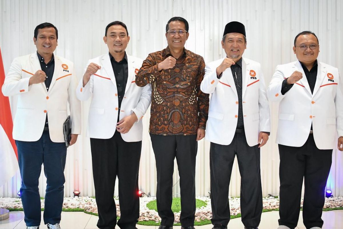 Menkum Supratman Andi Agtas bersama pengurus PKS yang dipimpin Presiden PKS Almuzzammil Yusuf (Dok PKS)
