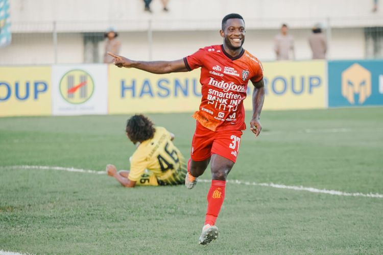 Selebrasi pemain asing Bali United Privat Mbarga seusai mencetak gol ke gawang Barito Putera saat pertandingan pekan 5 Liga 1 2022-2023 yang berakhir dengan skor 1-2 di Stadion Demang Lehman Martapura, Banjarmasin, Kamis (18/8/2022) sore.  