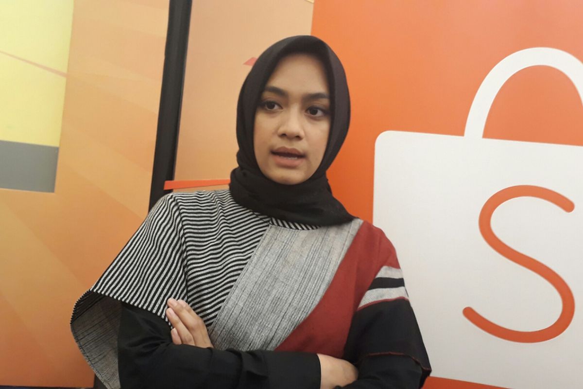 Ayudia Bing Slamet ketika berbincang dengan wartawan soal kesenangannya berbelanja online di Menara Mandiri, Senayan, Jakarta Selatan, Selasa (26/9/2017).