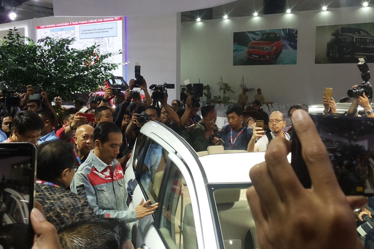 Presiden Joko Widodo saat menghadiri pembukaan Indonesia International Motor Show 2018 di JIExpo Kemayoran, Jakarta, Kamis (19/4/2018).