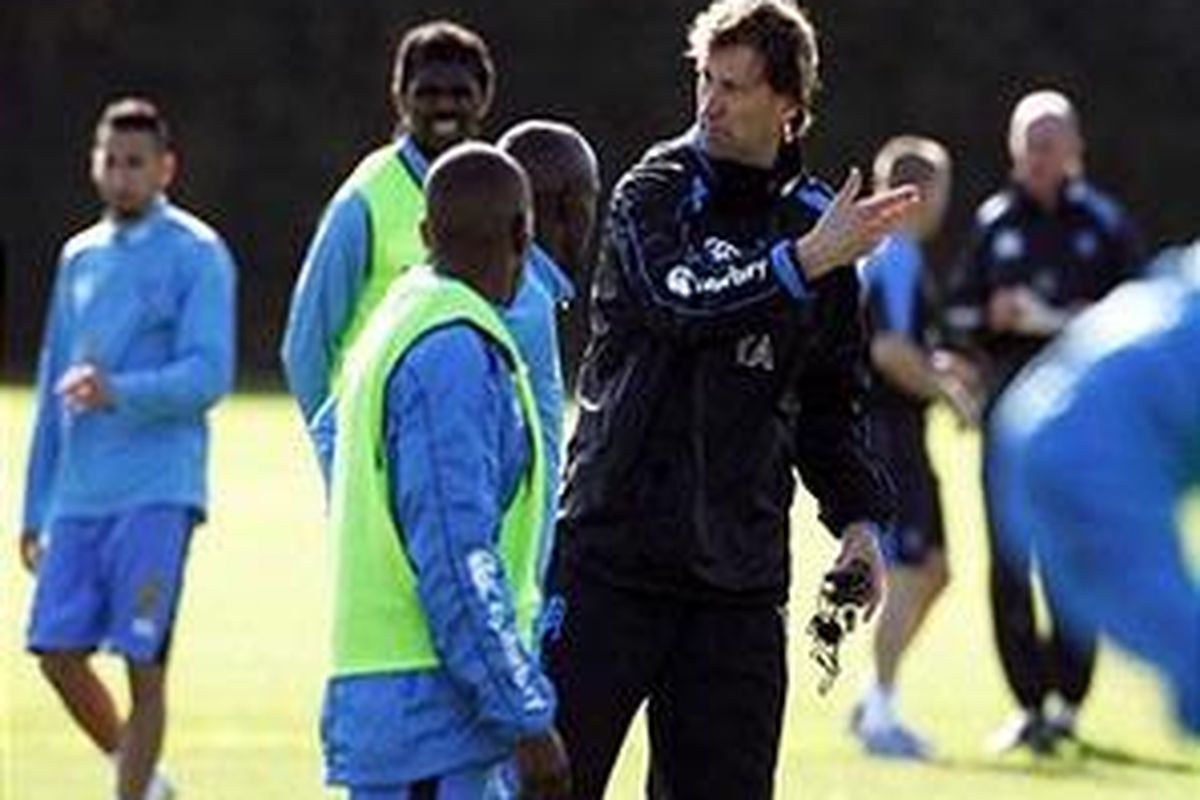 Tony Adams mulai melatih Portsmouth.