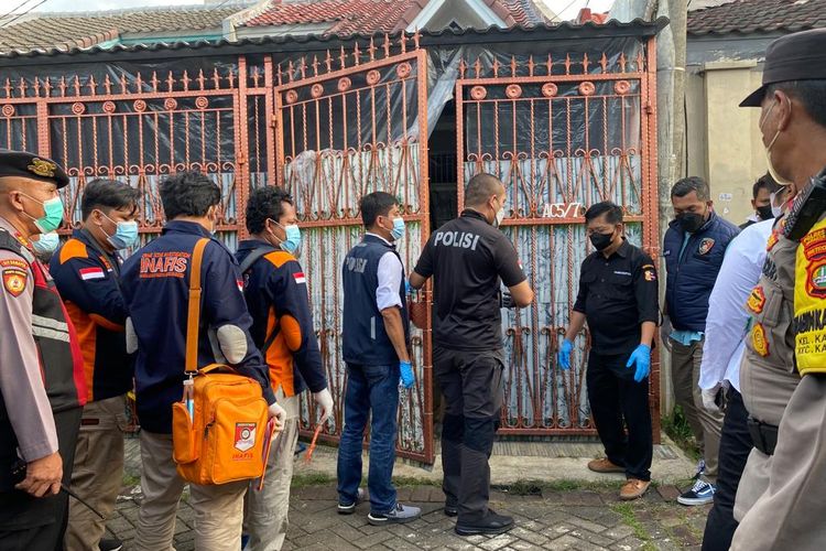 Tim gabungan polisi mendatangi rumah satu keluarga tewas di Kalideres, Jakarta Barat pada Rabu (16/11/2022). Tim datang sejak pukul 16.50 WIB untuk melakukan olah tempat kejadian perkara (TKP). 