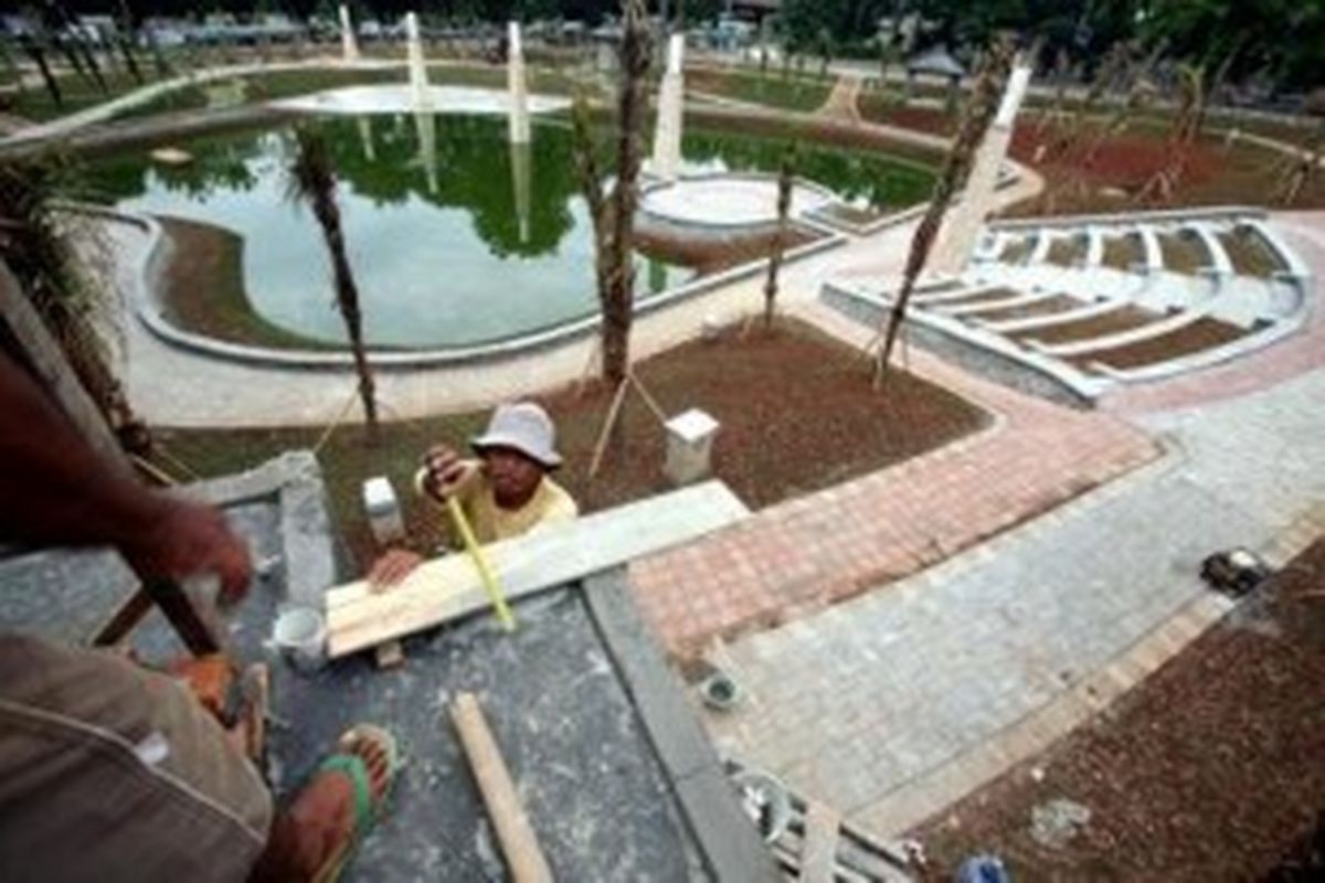 Pekerja menyelesaikan pembangunan tahap akhir wajah baru Taman Ayodia di Barito, Jakarta, Kamis (8/1/2009). Taman tersebut sebelumnya menjadi lahan pedagang ikan hias dan bunga yang kemudian digusur dan direlokasi pada 18 Januari 2008 untuk merevitalisasi Taman Ayodia menjadi ruang terbuka hijau. 