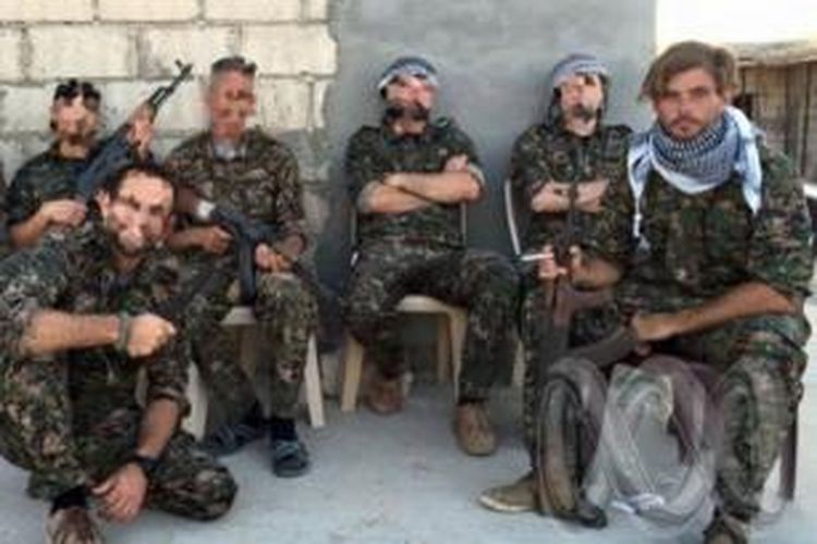 Reece Harding (paling kanan) bergabung dengan milisi Kurdi untuk melawan ISIS di Suriah. Pria ini tewas setelah menginjak ranjau dalam salah satu pertempuran.