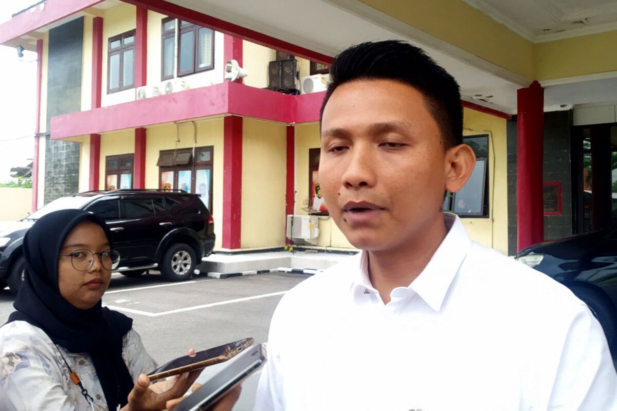 Kasat Reskrim Polres Blitar AKP Feby Pahlevi Rizal memberikan keterangan pers di lobi Mapolres Blitar, Senin (8/1/2024)
