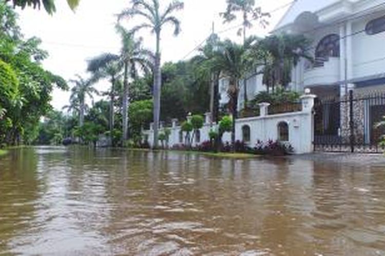 Perumahan di perumahan elite di Ancol Barat, Pademangan, Jakarta Utara, terendam banjir. Kamis (12/2/2015).