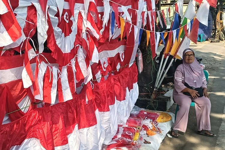 Mengadu Nasib dari Tanah Rantau, Pedagang Bendera di Indramayu Berharap Rezeki Musim Kemerdekaan