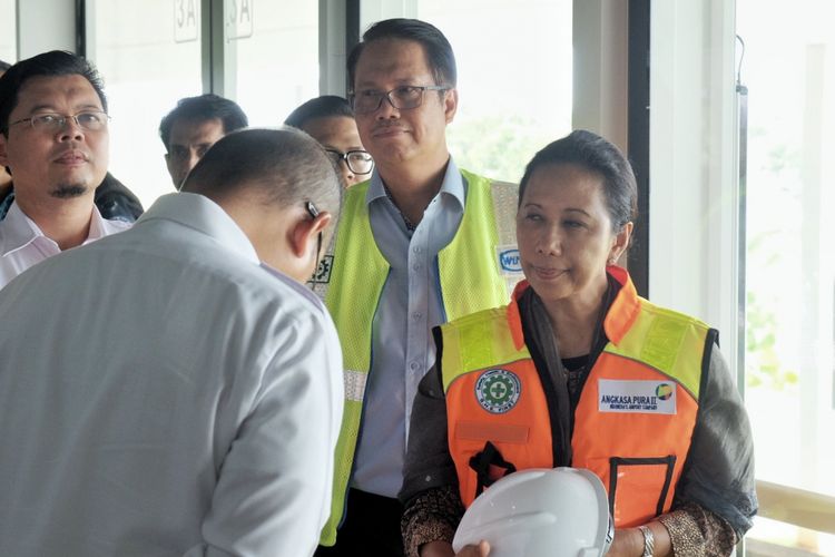 Menteri BUMN Rini Soemarno saat menunggu Sky Train di Terminal 3, Bandara Soekarno Hatta, Tangerang, Banten, Selasa (28/11/2017)